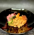 料理メニュー写真&nbsp;ウニ丼　（板雲丹1枚　サーロイン炙り刺し　モモ炙りユッケ　いくら）