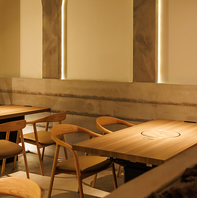 木の温もりを感じる店内