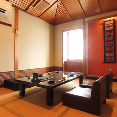 【和室】完全個室のお座敷をご用意しております。4名様から6名様まで対応可能な各部屋は、プライベート感があり、特別なひとときを過ごすのに最適◎お祝い事やビジネスの接待、ご友人との集まりにもぴったりの空間で、和やかな雰囲気の中で、心温まるお料理をお楽しみください。大切な時間を、ぜひ当店でお過ごしください