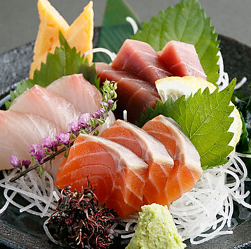 その日に入荷したばかりの魚の中から、特に鮮度と脂のりが良いものを厳選した「お刺身盛り合わせ」