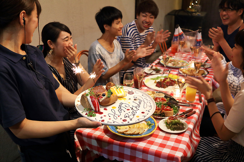お誕生日サプライズのサービスも行っております！大切な日のお祝いに貴重なひと時をアダッキオでぜひ
