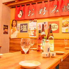 ゆったり座れる席で楽しむ☆ホルモン料理と屋台料理の大衆酒場。上野横丁 上野店では、荷物を置いてもゆとりのある広々とした席でおくつろぎいただけます。大衆的な雰囲気の中で、美味しいホルモン料理や屋台料理をお楽しみください。友人や家族との楽しいひとときを過ごしながら、絶品料理をご堪能いただけます。
