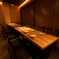 町田エリアでの飲み会や宴会におすすめのゆったり広々としたテーブル席を複数ご用意しております。テーブル席は少人数でも大人数でもご着席いただけます。テーブルを動かすことも可能なので、大人数向けのレイアウトに変更も可能です。【町田/居酒屋/炉端焼き/土鍋ご飯/創作料理/飲み放題/貸切/宴会/デート】