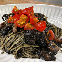 イカとエビの墨煮パスタ（スペイン）