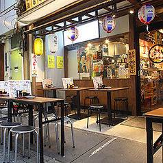 新しい店舗のため清潔感もばっちりな当店！テラス席もあり、温かい季節におすすめ◎外で夜風にあたりながら、のんびりお過ごしいただけます。