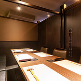 【煙のない心地よさ】清潔感あふれる空間で、喫煙の煙に悩まされることなく、食事や会話を楽しむことができます。友人や恋人との大切な時間を、気持ちよく過ごせるのが魅力です。広々とした座席は、落ち着きのある雰囲気を醸し出し、居心地の良さを感じられます。