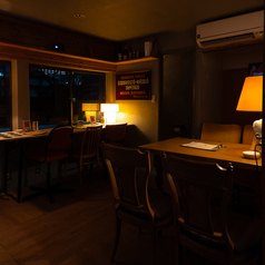 【ゆったり過ごせる2名×1席/1Fテーブル席★】女子会や友人とのまったりごはんにぴったり♪おしゃれな雰囲気の中でお気に入りの料理やドリンクを並べれば、写真を撮りたくなる“かわいい時間”に。自然と会話が弾む、心地よいひとときをお楽しみください。落ち着きと美しさが調和するこの場所。ご来店お待ちしております。