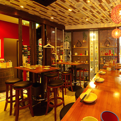  バルらしい高めのテーブルの椅子をご用意★デート・女子会・会社帰りなど…様々なシーンにおすすめです！