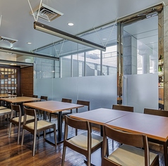 2~4名様で楽しめるテーブル席