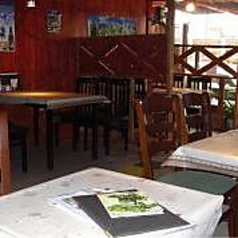 店内には、少人数でのご利用に最適な四人掛けのテーブル席を多数ご用意しております。デートやお友達とのカジュアルな食事など、様々なシーンで使いやすいお席です。落ち着いた空間でお食事をお楽しみください。