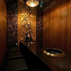 【4名様～8名様個室】失敗したくない会に。接待・会食に最適な上質な掘りごたつ個室。大切なビジネスシーンでのご利用に。靴を脱いでリラックスできる掘りごたつ式の完全個室です。 完全個室のため、商談や重要な会話も安心してお話しいただけます。料理は、A5黒毛和牛を存分に楽しめる接待専用コースをご用意。