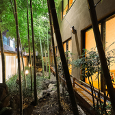 エントランスを包み込む竹林が、都会の喧騒を忘れさせる落ち着いた雰囲気を演出。四季ごとに表情を変え、昼と夜で異なる彩りを見せてくれます。心を静め、食事の時間をより特別なものに。