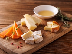 欧州チーズの4種盛り合わせ