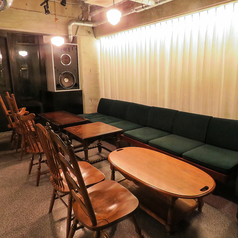 気の合う仲間と語らい、音楽に浸るのに最適なメインフロアのテーブル席です。広々とした空間で、ゆったりと流れる時間を感じながら、心ゆくまでおしゃべりをお楽しみいただけます。ドリンクを片手に、お好きな音楽に耳を傾けながら、リラックスしたひとときをお過ごしください。