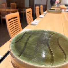 1枚板のカウンターから目の前で店主のパフォーマンスをお楽しみください。