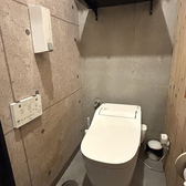 お客様に気持ちよくご利用いただけるよう、清掃が行き届いた清潔なトイレを完備しております。木目調を取り入れた落ち着いた空間で、衛生面にも細心の注意を払っております。お食事の席だけでなく、設備面でも快適にお過ごしいただけるよう心がけておりますので、安心しておくつろぎください。
