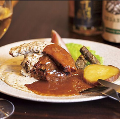 肉の旨みを堪能できる『当店一番人気！能登牛とイベリコ豚のハンバーグ〜自家製ベーコンを添えて〜』の写真