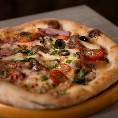 カプリチョーザ（トマトソース・チーズ・ベーコン・サラミ・きのこ・オリーブ）