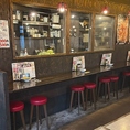 周囲を気にせず自分のペースでサクッと飲めるため、お仕事帰りの普段使いや1人飲みはもちろん、デートやご友人との少人数使いにもぴったり。ちょっと一杯立ち寄りたい夜に最適な、居心地の良い特等席です。