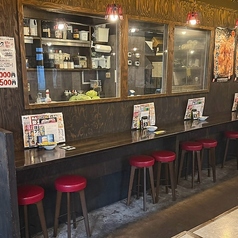 周囲を気にせず自分のペースでサクッと飲めるため、お仕事帰りの普段使いや1人飲みはもちろん、デートやご友人との少人数使いにもぴったり。ちょっと一杯立ち寄りたい夜に最適な、居心地の良い特等席です。