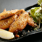 カリッと揚げた手羽先に、特製の甘辛いタレをたっぷりと絡めた「手羽先の唐揚げ」お酒もススム！