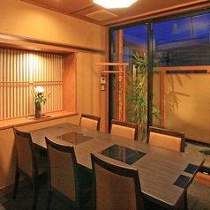 個室もございます。ご家族・お仲間の集まりなどのシーンに合わせてお使いいただけます。※店舗により部屋の配置・席数が異なる場合がございます