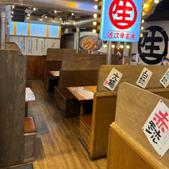 ゆとりのあるテーブル席をご用意しております。広々としたお席は半個室空間としても気兼ねなくお食事をお楽しみしただけます。お友達や気の合う仲間同士、ご家族様でのご利用に最適☆