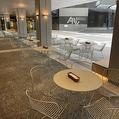 テラス席は、屋根があるので雨や強い陽射しの日でもご利用いただけます。