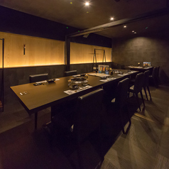 4名様から20名様まで対応可能な広々とした空間です。大人の隠れ家として、シックで落ち着いた雰囲気が魅力です。ご家族連れにも最適で、お子様用の椅子や食器も完備しておりますので、安心してお食事を楽しむことができます。特別なひとときを心ゆくまでお楽しみください。