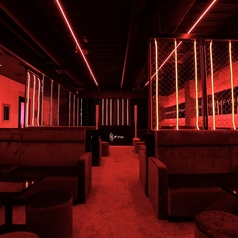 洗練されたデザインのテーブル席は、おしゃれな雰囲気。シーシャとスイーツをゆっくり味わいながら、大人の夜カフェを楽しめます。