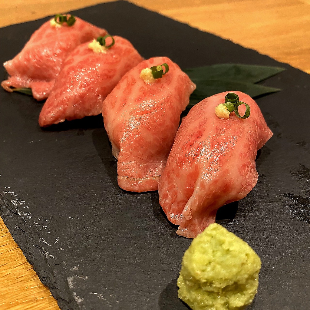 おきなわ和牛を使用した、ナミオトでしか味わえない特選霜降り肉寿司。是非一度ご賞味あれ!!