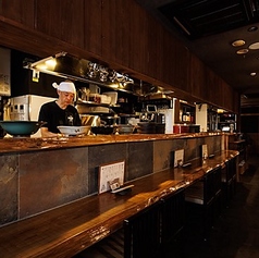 職人の仕事を眺めながら美味しいおばんざいを楽しめる特等席。デートにも最適なカウンター席。【栄/新栄/居酒屋/個室/飲み放題/食べ飲み放題/海鮮/味噌おでん/味噌かつ/どて煮/食べ放題/送別会/歓迎会/宴会/誕生日/女子会】