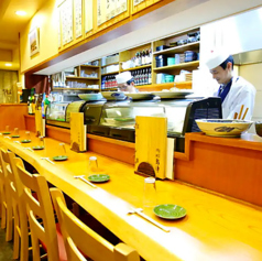 デートやお一人様のサク飲みに最適!目の前で調理されるライブ感を楽しみながら、店主厳選の旬魚や旨い酒を堪能できます。お仕事帰りの飲み会や、誕生日・記念日のお祝いにもぴったり◎職人との会話も弾む、居心地抜群のプライベート空間で贅沢なひとときを♪