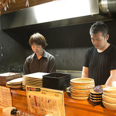 大阪ミナミ 法善寺横丁で10年の修業をした後、ホテル・旅館などで15年の経験を積んだ本格料理人が在籍。本格的な日本料理からひと手間加えた家庭の味までをご堪能ください。