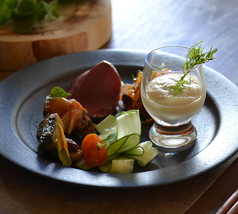 季節の有機野菜やジビエを使ったメニュー