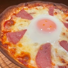 半熟卵とイベリコスパムのピザ