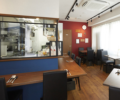 ２名様かけと３名様かけのカウンター席となります。