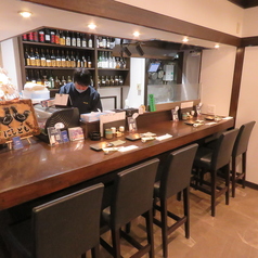 当店ではカウンター席をご用意しております。キッチンが見える対面式のお席ですので、店員との気軽な会話もお楽しみいただけます。お一人様でも気兼ねなくお過ごしいただけます。