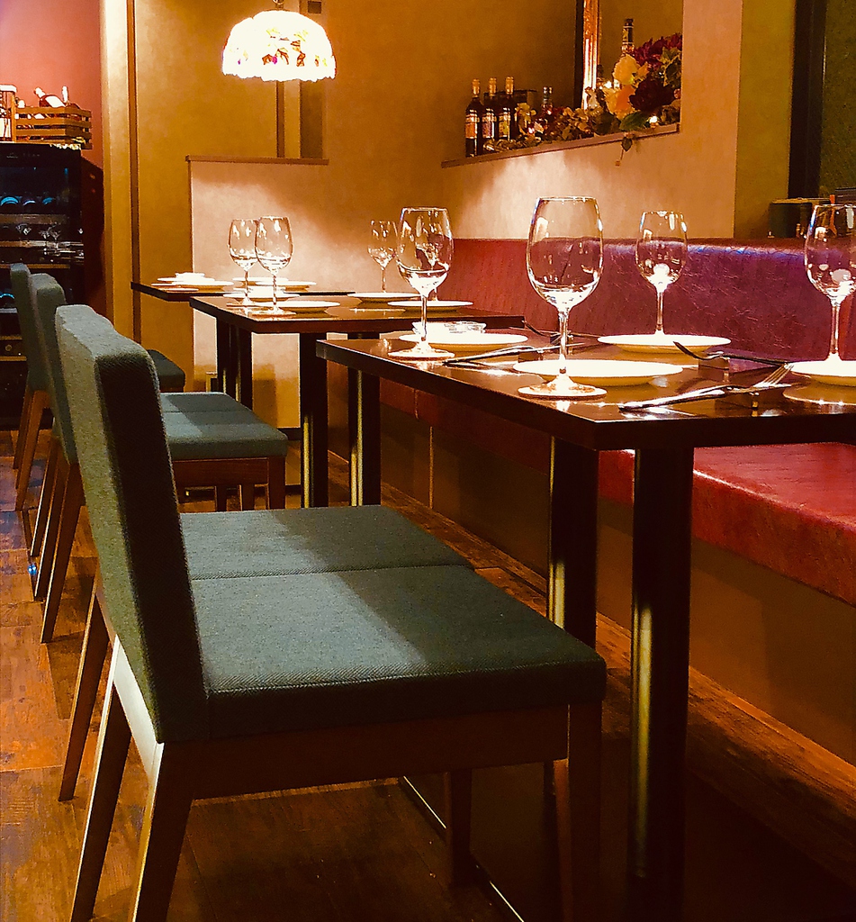 ゆったりと座れるソファー席