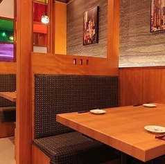 【テーブル席：2～60名様】少人数から大人数まで広々とした席で飲み会を！2名様からお過ごしいただけるテーブル席をご用意。テーブル席は可動式の為すべて繋ぎ合わせることで、最大60名様まで対応が可能です。サク飲みや打ち上げ、会社宴会などの大人数でも安心してご利用いただけます。