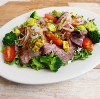 自家製ローストビーフの彩りサラダ1880円