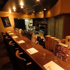 やわらかな照明が映える和の空間に、ゆったり過ごせるカウンター7席をご用意。広々とした店内ながら視界を遮らない配置で、穏やかな時間が流れます。お一人様の軽い一杯や待ち合わせ前のひとときにも最適。初めての方でも過ごしやすい、落ち着いたカウンター体験をどうぞ。さっと食事を済ませたい時にも、とても便利です。