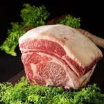 あか牛：ヒレ陶板焼き・はりはりしゃぶ鍋・ローストビーフなど様々な調理で堪能いただけます。