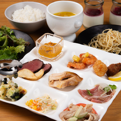 【ランチビュッフェ】旬を味わう一皿。サラダ＆カレー！