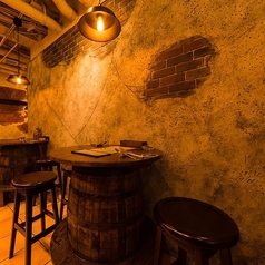 【樽テーブル席：3名様卓x2】お洒落な樽テーブル席で地中海料理を。本場のバルを彷彿とさせるお洒落な樽テーブル席。～3名様の樽テーブルが2卓あるので、デートはもちろん、テーブルを繋げてお友達同士の宴会などにも最適です。粋な雰囲気を満喫しながら自慢のピッツァと美味しいワインを楽しんでみては。