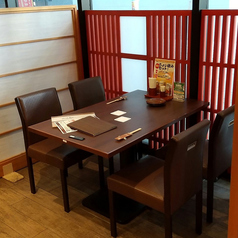 4名様用が11卓あり、最大44名様までご利用可能です。広々としたレイアウトで、夜の中規模な宴会やグループでの飲み会をゆったりと楽しめます。