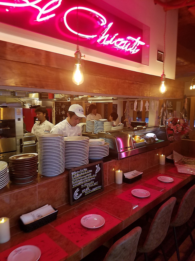 おすすめは広々カウンター席♪iL-CHIANTIのネオンが光ります！