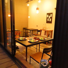 1~2名様でご利用可能なお席が2卓ございます。