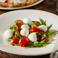 季節の食材を使った前菜や小皿料理が充実！