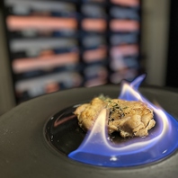 炎が立ち上る！燃えるお料理が名物！